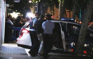 Imtatge del moment en què els Mossos d'Esquadra s'han endut el detingut cap a la comissaria el 5 de juny de 2018. ACN