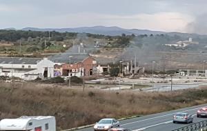 Incendi en una nau abandonada del polígon Masia Barreres de Vilanova