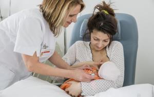 Infermera ajuda a una mare en l'alletament del seu nadó a l'Hospital de Mollet. Ariadna Creus/Àngel Garci