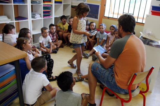Interior d'una aula de l'escola La Bressola del Soler (Rosselló) mentre un mestre dóna classe, l'1 de setembre del 2016. ACN