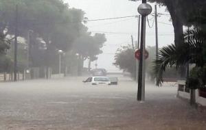 Inundació a l'avinguda Brisamar del Vendrell. @PlatjadeComarruga