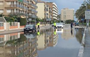 Inundacions al passeig marítm de Calafell a causa de la intensa tempesta i calamarsa. Ajuntament de Calafell