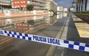 Inundacions al passeig marítm de Calafell a causa de la intensa tempesta i calamarsa