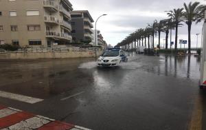 Inundacions al passeig marítm de Calafell a causa de la intensa tempesta i calamarsa