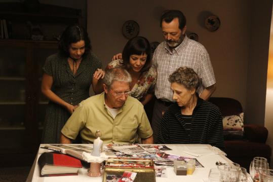 Joan Pera, Carme Sansa, Lluïsa Castell, Manuel Veiga i Georgina Latre, durant el rodatge de 'Vilafranca', el 19 d'octubre de 2017. ACN