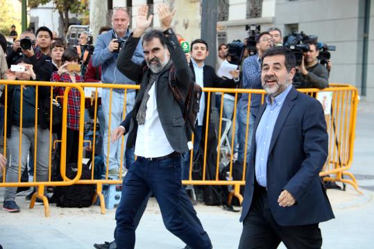Jordi Cuixart i Jordi Sànchez, en el moment de la seva arribada a l'Audiència Nacional per declarar per sedició. ACN