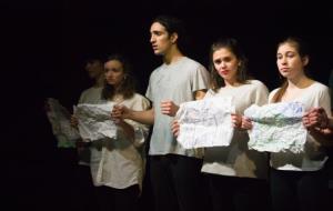 Joves del Garraf creen l’acció teatral “Casa” sobre les persones refugiades. CC Garraf