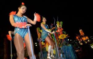 La disbauxa del carnaval de Sitges mobilitza més de dues mil màscares. EIX
