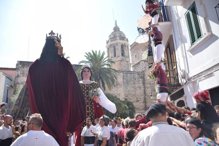 La Festa Major de Sitges, protagonista de la pintura mural al pont del carrer Jaume Figueras. Ajuntament de Sitges