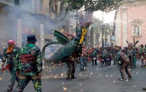 La hissada de la senyera i el Drac de la Geltrú posen en marxa la festa major de Vilanova. Joan Maria Gibert