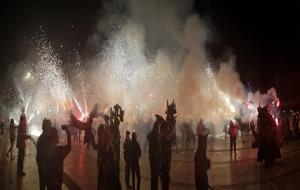 La hissada de la senyera i el Drac de la Geltrú posen en marxa la festa major de Vilanova