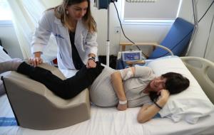 La llevadora Vanessa Bueno prova el coixí que ha dissenyat amb una embarassada. Hospital Vall d'Hebron