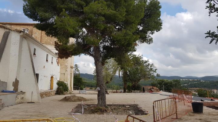 La nova plaça de l'ermita de Sant Pau es podrà estrenar per a la festa major. Ajt Sant Pere de Ribes