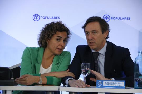 La nova portaveu del PP al Congrés, Dolors Montserrat, i l'anterior portaveu Rafael Hernando al Consell Executiu Nacional del partit. ACN