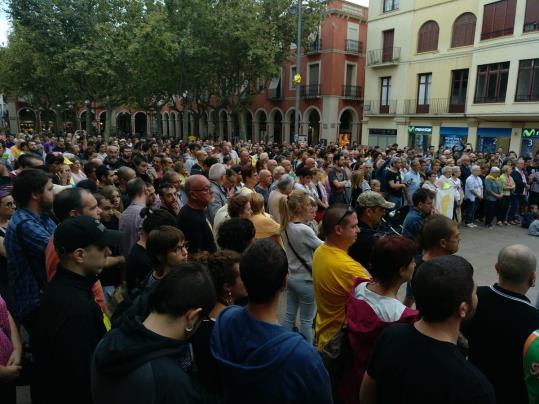 La plaça de la Vila s'ha omplert aquest vespre per rebutjar les agressions feixistes . CUP Vilafranca