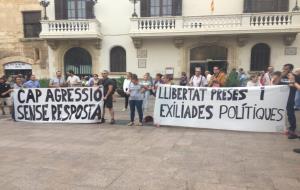 La plaça de la Vila s'ha omplert aquest vespre per rebutjar les agressions feixistes 