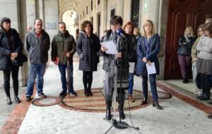 La pluja marca la lectura del manifest contra la violència masclista a Vilanova. Cristina Poyatos