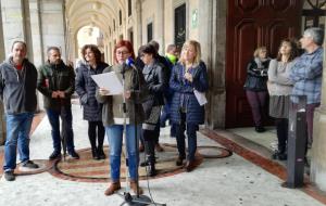 La pluja marca la lectura del manifest contra la violència masclista a Vilanova
