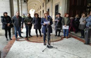 La pluja marca la lectura del manifest contra la violència masclista a Vilanova