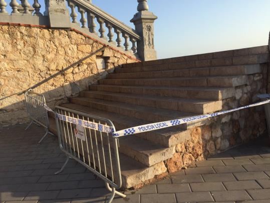 La policia de Sitges ja ha tancat els accessos a les escales de La Punta per prevenció davant el temporal marítim previst. Policia local de Sitges