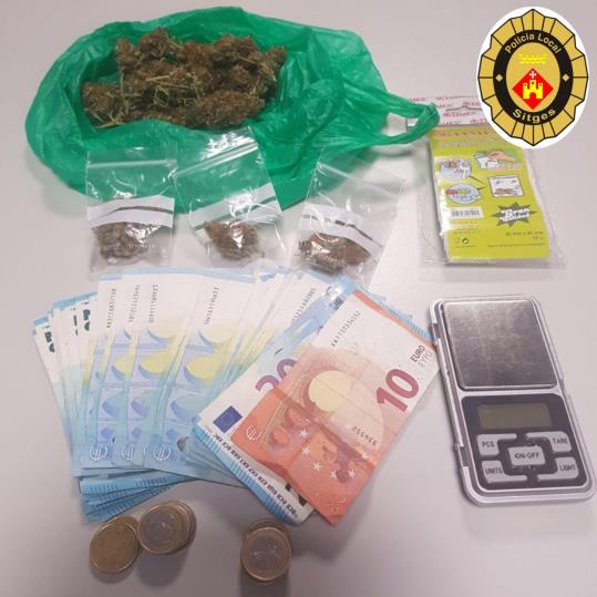 La Policia Local de Sitges deté un jove en el marc del dispositiu contra el consum i la tinença de drogues. Ajuntament de Sitges