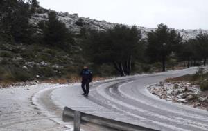 La policia local de Sitges ha tallat circulació carretera des del Ratpenat fins a la Plana Novella. Policia local de Sitges