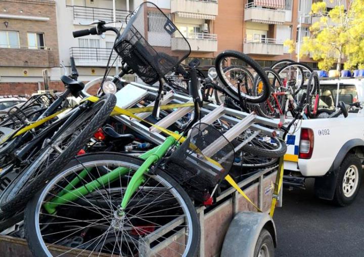 La policia local de Vilanova ha localitzat un remol amb 17 bicicletes que podrien ser robades. Eix