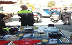 La policia local de Vilanova rep un taló de 4.099 euros de la jornada solidària 
