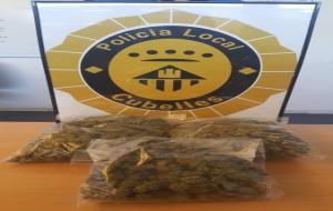 La Policia Local decomissa més d’un quilo de marihuana a un veí de Cubelles. Policia local de Cubelles