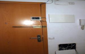 La porta d'un pis ocupat de Figueres, en una imatge del 16 de novembre de 2018. ACN