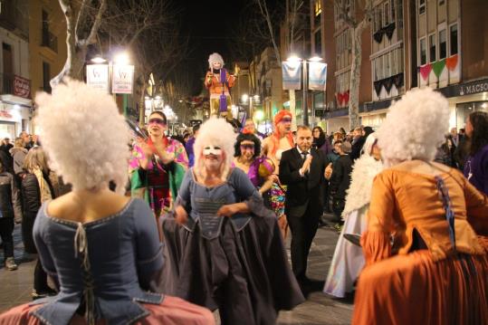 La presidenta de la República Carnavalesca de Vilanova s'escapa de la crema i tanca una setmana de bogeria i sàtira. Ajuntament de Vilanova