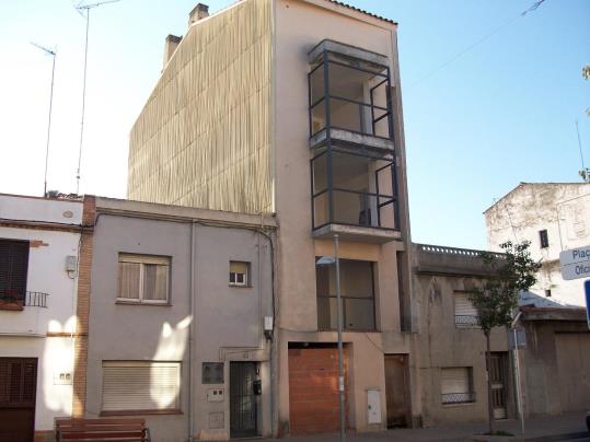 La principal avinguda de Santa Margarida i Els Monjos conserva la petjada de la crisi immobiliària. Ramon Filella