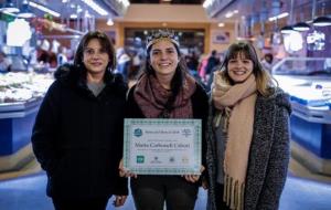 La Reina del Mercat, Marta Carbonell Cabutí, al centre, acompanyades de la segona i tercera classificades, Dolors Carbonell i Marta Marler. Arnau Salv