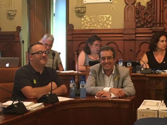 La sessió plenària comença amb la renúncia al càrrec de regidor de l’Ajuntament de Ricard Vicente i Marc Macià. Ajuntament de Sitges