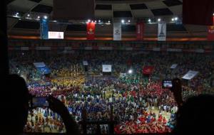 La silueta de dos espectadors, d'esquenes, fent fotografies amb el mòbil durant el Concurs de Castells de Tarragona l'1 d'octubre de 2016. ACN