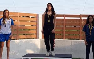 La triatleta Laia Gimeno Noguera al podi. Eix