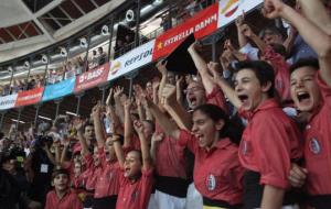 La Vella de Valls aixecant el guardó que els corona com a guanyadors del Concurs de Castells de Tarragona. ACN