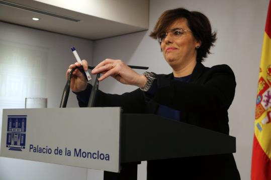 La vicepresidenta del govern espanyol, Soraya Sáenz de Santamaría, anunciant que inicien els tràmits per impugnar la candidatura de Puigdemont. ACN