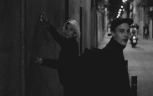 La vilanovina Marina Prados estrena el docu-teatre It's all about the hairstyle. EIX