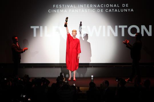 L'actriu Tilda Swinton amb el Gran Premi Honorífic. ACN