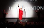 L'actriu Tilda Swinton amb el Gran Premi Honorífic. ACN