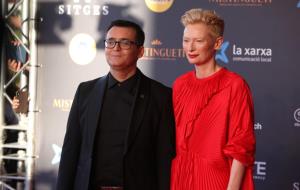 L'actriu Tilda Swinton amb el Gran Premi Honorífic