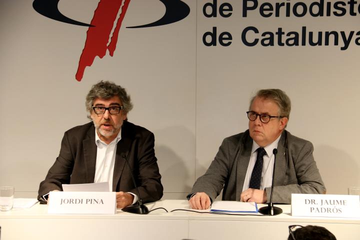 L'advocat Jordi Pina llegeix el comunicat de Sànchez i Turull sobre la vaga de fam acompanyat del president del Col·legi de Metges Jaume Pedrós. ACN