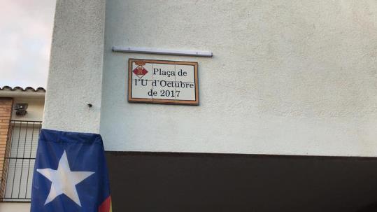 L’Ajuntament de Bellvei denuncia el robatori de la placa de la plaça de l’U d’Octubre de 2017. ANC Bellvei