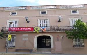 L'Ajuntament de La Granada penja una pancarta amb el lema 'Republiquem' per reivindicar l'1-O