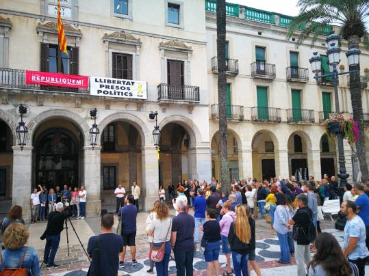 L'Ajuntament de Vilanova penja una pancarta amb el lema 'Republiquem' per reivindicar l'1-O. Ajuntament de Vilanova