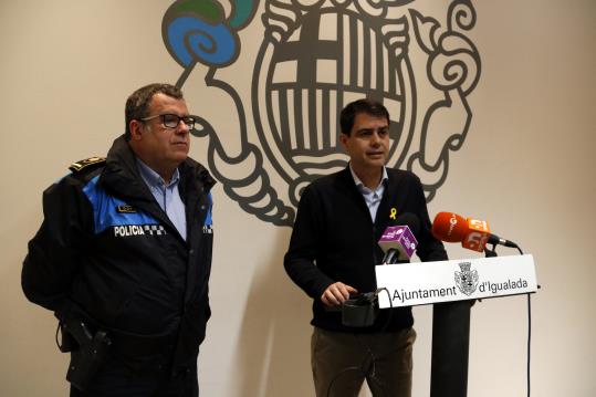 L'alcalde d'Igualada, Marc Castells, i el cap de la policia local, Jordi Dalmases, en roda de premsa el 31 de gener de 2018. ACN