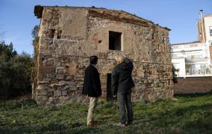 L'alcalde d'Igualada, Marc Castells, i el regidor d'Urbanisme, Jordi Pont, observen el Fort de Sant Magí