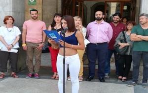 Lectura del manifest s'ha fet aquest migdia a càrrec de Paula Álvarez, del Grup de suport i Autoajuda per a Joves LGTBI. Ajuntament de Vilanova