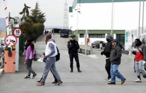 L'entrada de l'escorxador Le Porc Gourmet a Osona, amb la presència de diversos efectius de la Policia Nacional per una inspecció d'estrangeria. ACN